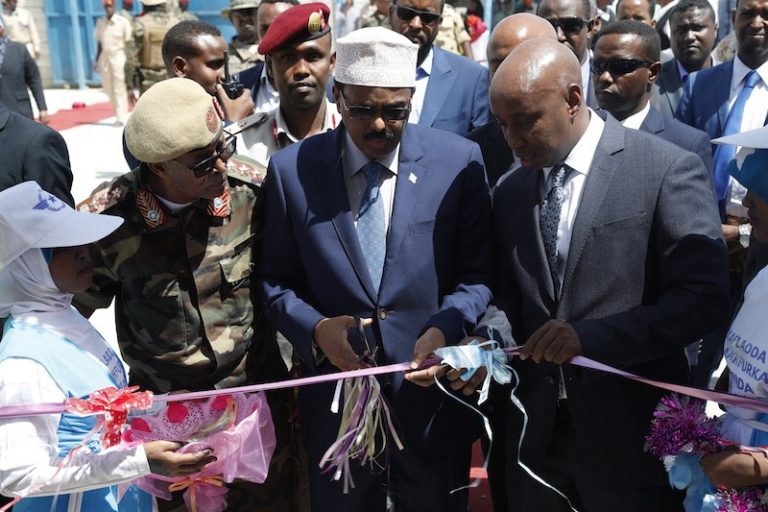 Madaxweynaha Dalka oo xarigga ka jaray Qalabka maamulka Hawada Soomaaliya (Sawirro)