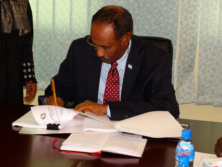 Wasiirka Maaliyadda oo saxiixay 2.7 $ Malyan oo loogu talagalay Abaaraha iyo Biyo la’aanta (Sawirro)