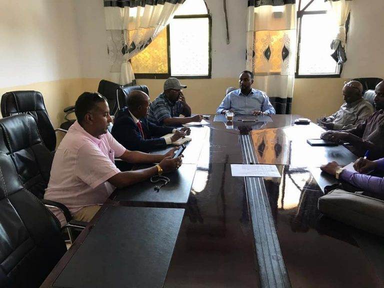 Guddiga Difaaca Golaha Shacabka oo maanta ka hadlay Weerarkii Hoyga Senator C/Qeybdiid iyo darbiga Kenya dhiseyso+Sawirro