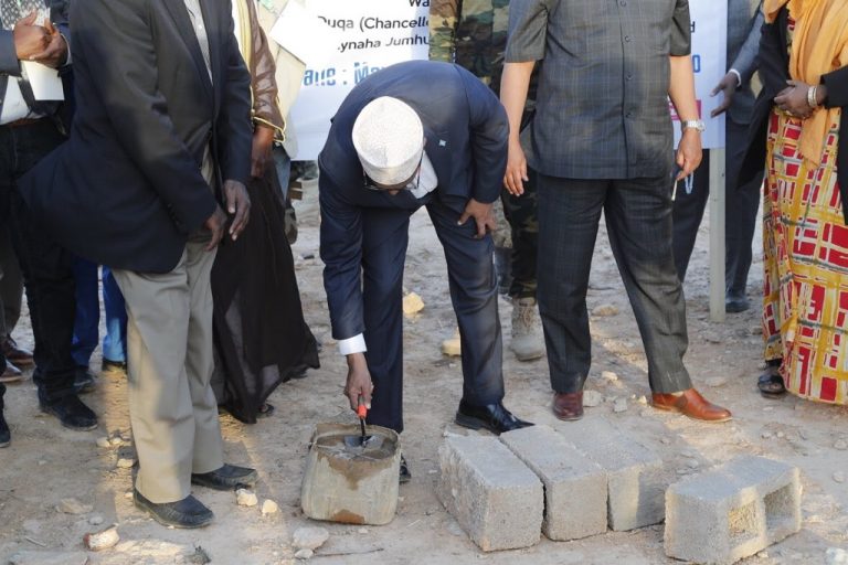 Imisa mashruuc ayuu dhagax dhigay madaxweyne Farmaaji 17-kii maalmood uu safarka ahaa..