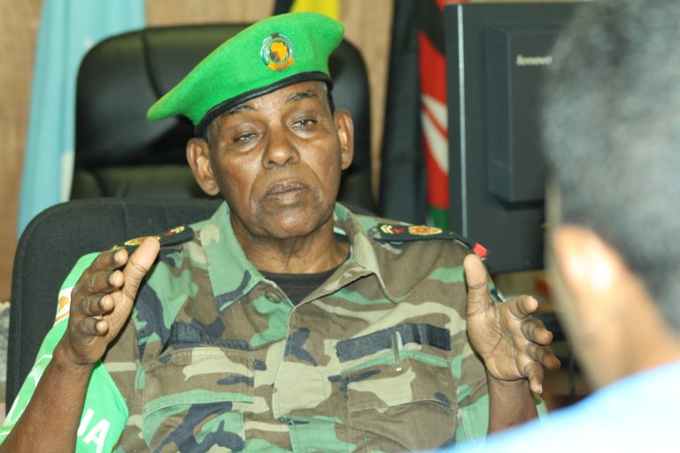 Gen Osman Nuur Subagle oo   dhameeystay waqtigiisa uu hugaanka u hayay howlgalka AMISOM-(sawirro)