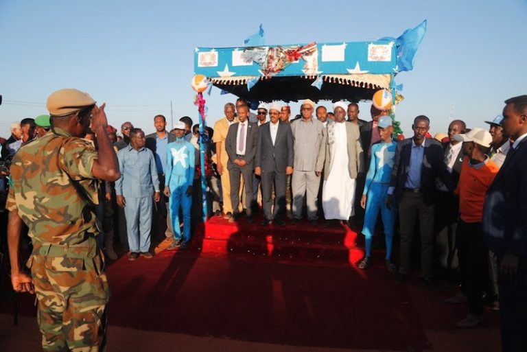 Madaxweyne Farmaajo iyo wafdi uu hoggaaminaayo oo gaarey Caabudwaaq