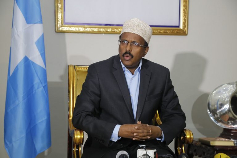 Madaxweyne Farmaajo oo magacaabaya guddi ka shaqeeya dabagalka mashaariicdii uu dhagax dhigay