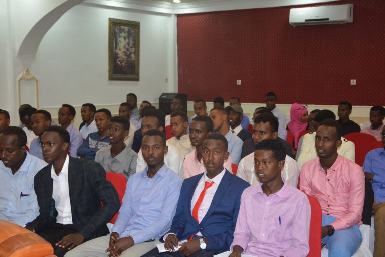 Ardayda soomaliyeed oo kulan la qaatey Madaxda Wasaarada Dastuurka