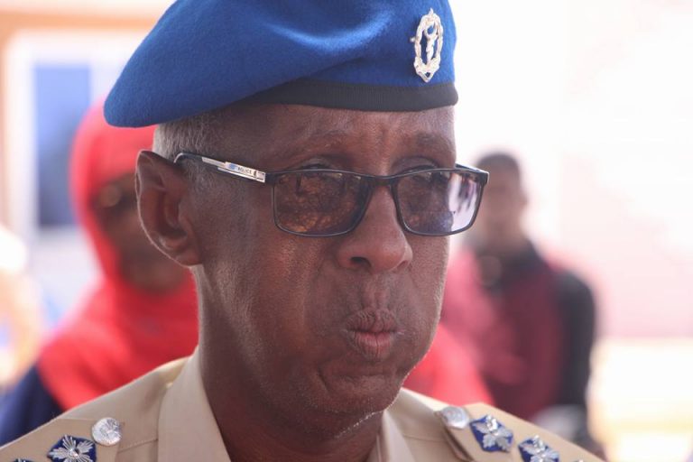 Gen  Muqtar Xuseen Afrax  oo laba qeybood qeyb kamid ah Mushaarkiis ugu deeqay Agoonta Ciidamada Booliiska Soomaaliyeed (sawirro)..