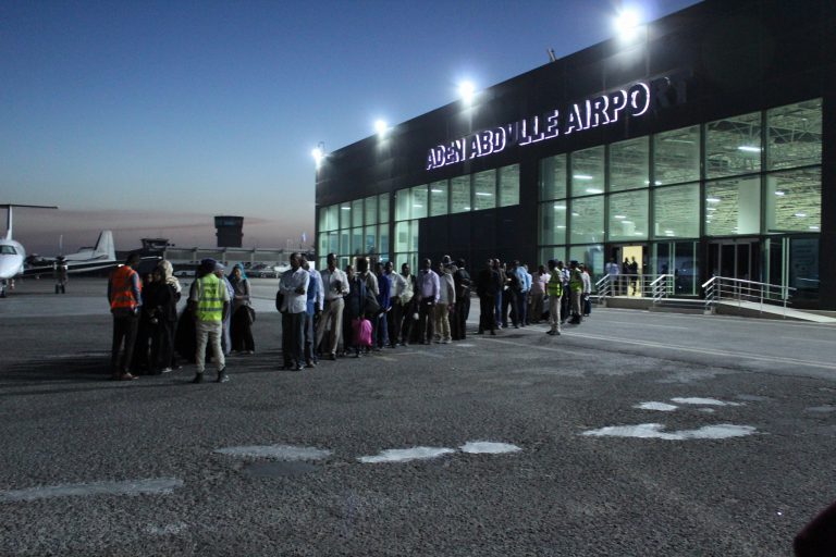 Rakaabkii ugu horreeyay oo habeenkii xalay ahaa ka dhoofay garoonka Aadan Cadde (Sawirro)…