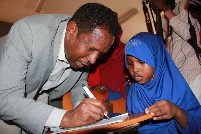 Eng, Yariisow  oo  Ka qeyb galay Xafladda dib u howl-galinta Dugsiga Sare ee 15 May  (Sawirro).