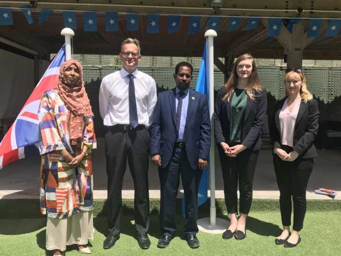 Guddoomiyaha gobolka Benaadir oo kulan la qaatay Safiirka Ingiriiska u fadhiya Soomaaliya