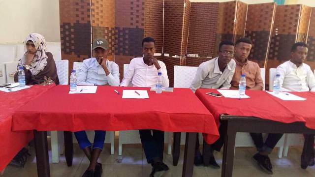 Dhalinyaro soomaliyeed oo Tababar ku saabsa habeynta Af-Soomaliga iyo suugaantiisa logu qabtey Muqdisho