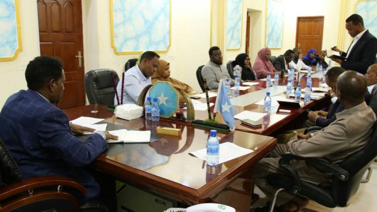 Guddoomiye Yarisow oo la dar-daarmay guddoomiyeyaasha degmooyinka Gobolka Banaadir
