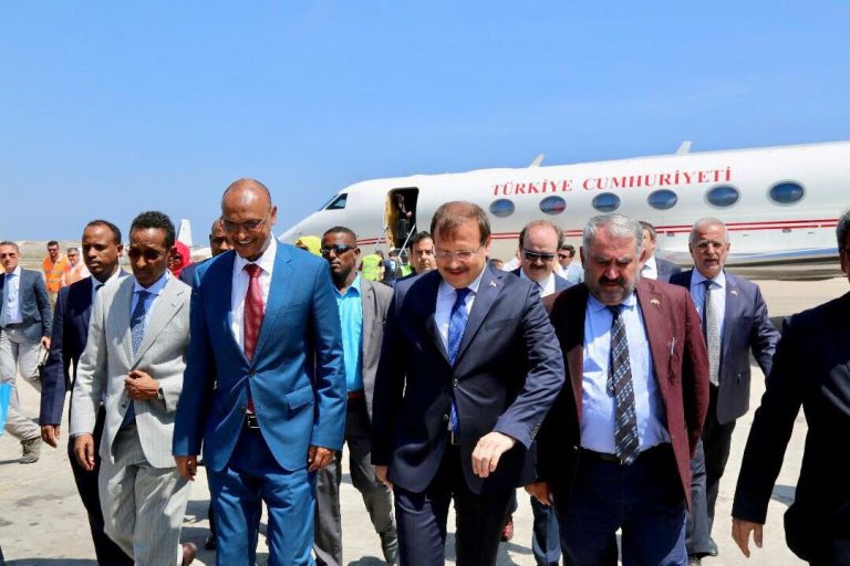 Wafdi uu hogaaminaayo raa’iisul wasaare ku xigeenka dalka Turki oo soo gaarey Muqdisho