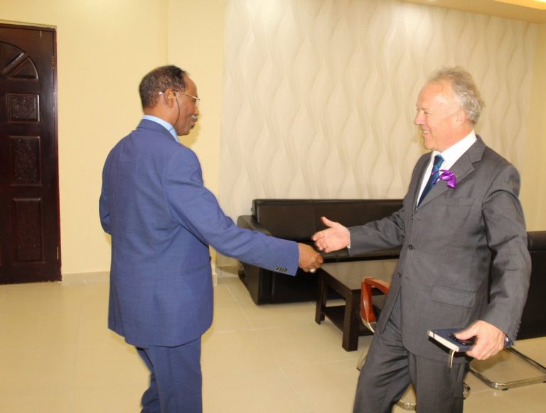 Mr: Keating oo booqday wasaaradda Maaliyadda.
