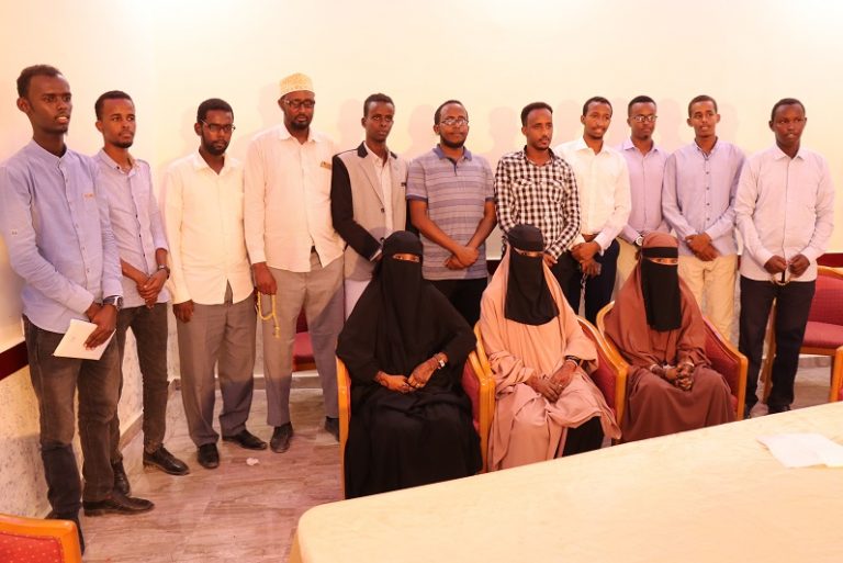 Dhallinyaradda is abaabulay oo dhaqallo uruurin u sameyay dadkii ku wax yeelobay fatahaadaha wabiga shabelle