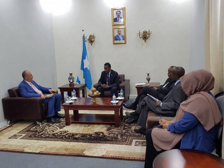 Wasiirka arimaha dibada xukumada soomaaliya oo kulan la qaatay safiirka talyaani  soomaliya u fadhiya