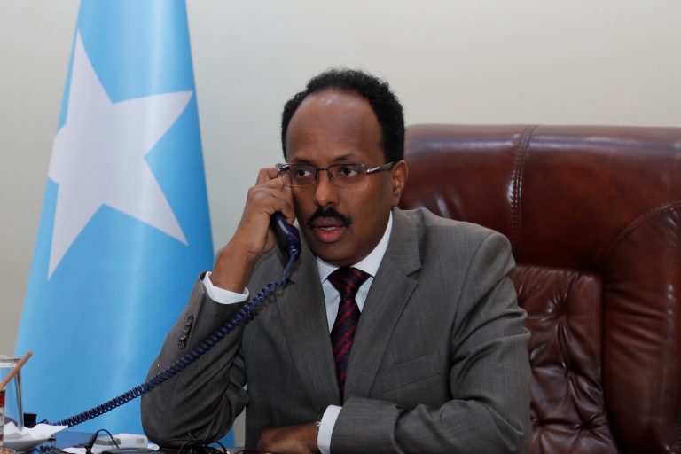 Madaxweyne Farmaajo oo qadka teleefanka kula hadlay ciyaartooyda 17 jirada