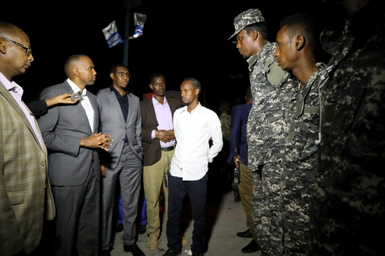 Ra’iisul wasaare Kheyre oo Ciidankii Fashiliyay qaraxyadii Shalay abaal marino guddoonsiiyay