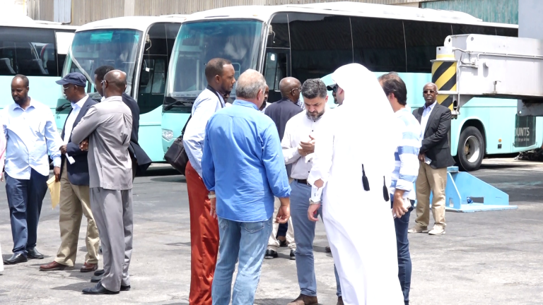 Dowllada Qadar oo 30 Gawaari ku wareejisay Dowllada soomaliya