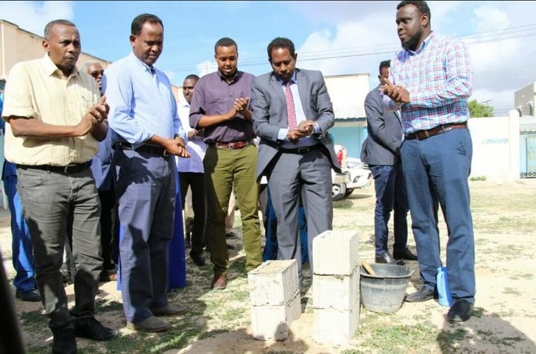 Gudoomiyaha gobolka Banaadir oo dhagax dhigay xarunta dabdamiska Degmada Hodon