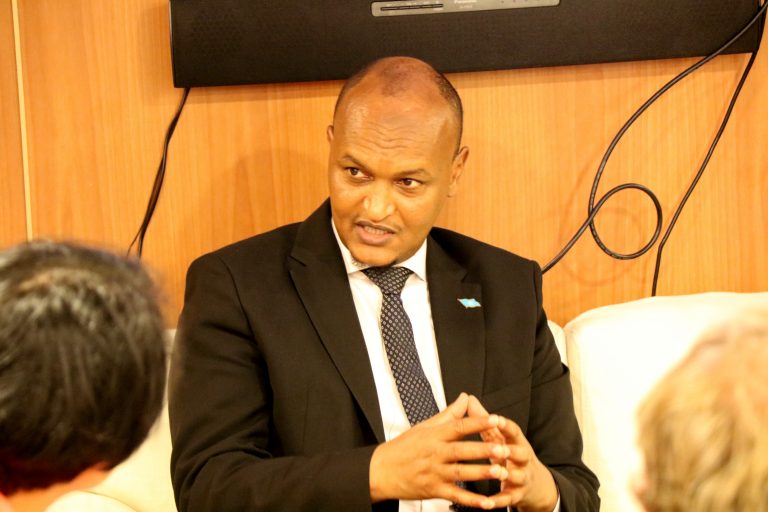 Ra’iisal wasaare ku xigeenka dalka oo Markab taagan badweynta Soomaaliya kula kulmay Wafti ka Socda Midowga Yurub