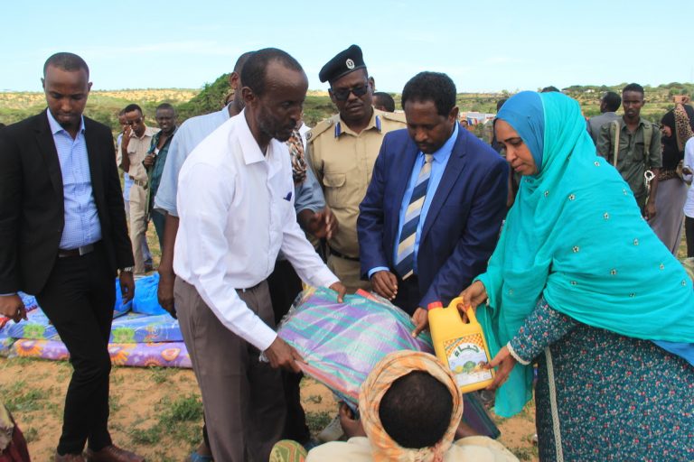 Gudoomiye Yariisoow oo Deeq gaarsiiyay xerayaasha Barakacyaasha Duleedka Muqdisho