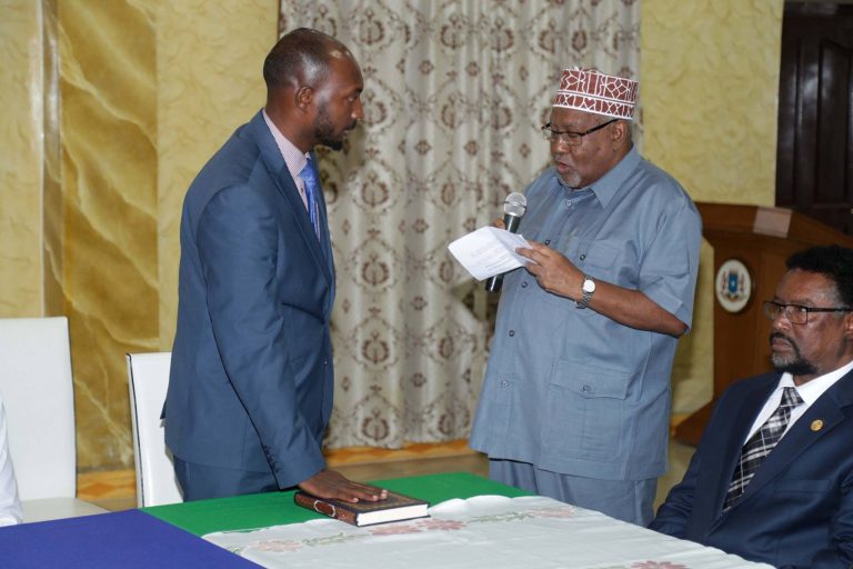 Madaxweyne Farmaajo oo ka qeybgalay munaasabad lagu dhaarinayay Guddoomiyaha cusub ee Maxkamadda Sare