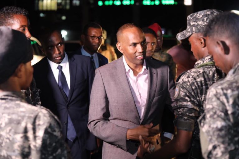 Ra’isul wasaare Kheyre oo shacab iyo ciidan kula saxuurtay qeyba kamid ah Muqdisho