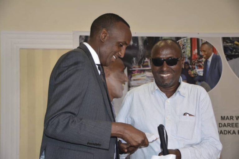 Xildhibaan Mustaf Dhuxulow oo munaasabad Afurin iyo Ciidsiin ah u sameeyay Dadka Aragga la’