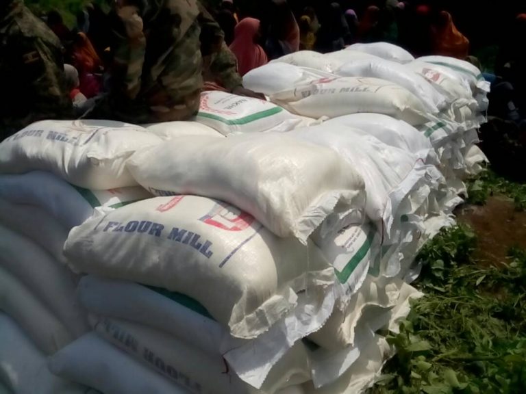 Ciidanka AMISOM oo deeq gargaar ah gaarsiiyey qoysas uu  saameeyey Fataahada Wabiga Shabeelle