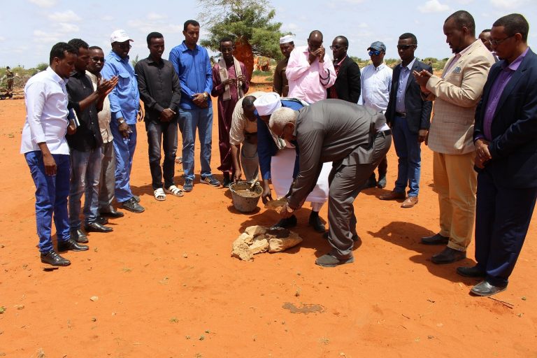 Madaxweynaha dawlad goboleedka Galmudug oo mashaariic horumarineed ka dhagax dhigay magaalada Dhuusamareeb