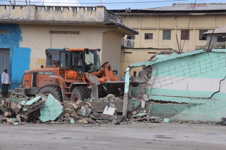 Maamulka Banaadir oo burbiriyey dhisme sharci darro ah oo laga dhisay Garoonkii LLP Jeenyo.