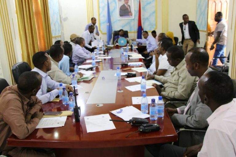 Duqa Muqdisho oo guddoomiyeyaasha degmooyinka kala hadlay xuska toddobaadka xorriyadda