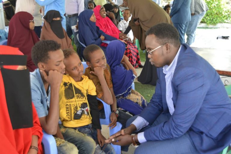 Xafiiska Warfaafinta Madaxtooyada oo lacag ciidsiin ah u qeybiyey kudhawaad 100 carruur ah oo ay dhaleen wariyaashii ku dhintay Muqdisho