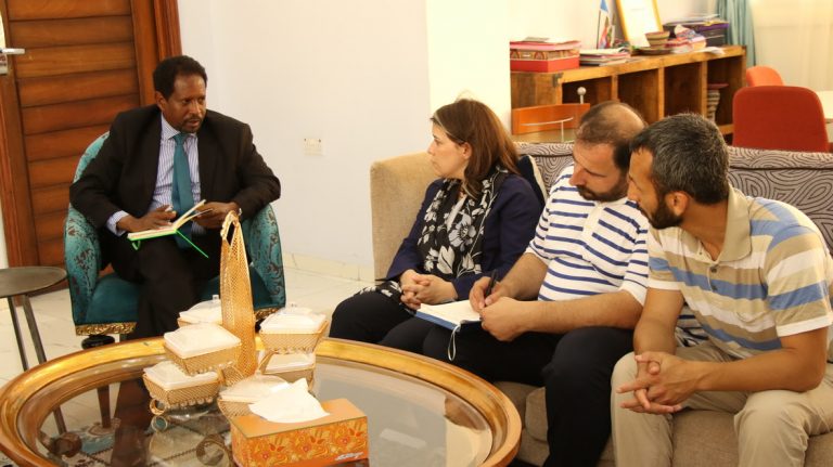 Injineerro Turki ah oo soo booqdey Muqdisho