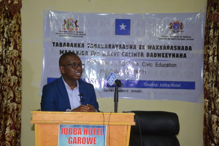 Wasaaradda Arrimaha Dastuurka ee DFS oo Garoowe ka furtay tababar