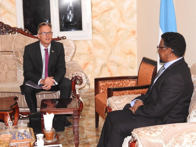 Kusimaha madaxweynaha JFS ahna Guddoomiyaha Golaha Shacabka oo xafiiskiisa ku qaabilay Safiirka UK ee Soomaaliya