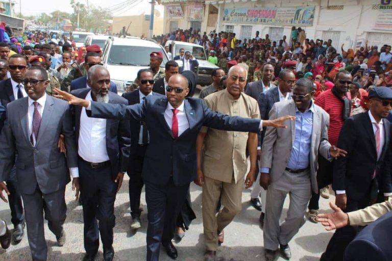 Ra’iisal wasaare Khayre iyo wafdi uu hogaaminayo oo gaaray Qardho