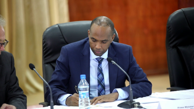 R/wasaaraha Soomaaliya oo xilkii ka qaaday Wasiirkii Awqaafta iyo Arrimaha Diinta Xukuumadda Soomaaliya