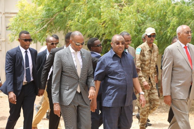 Ra’iisul Wasaare Xasan Cali Khayre Oo Booqday Xarumaha Wasaaradaha Dawlad Gobaleedka Puntland