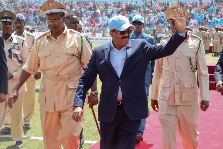 Madaxweyne Farmaajo “waxaan diyaar u nahay inaan soo celinno wada-hadalladii Somaliland” (Sawirro)