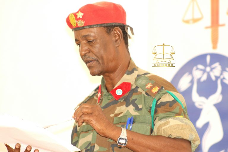 Maxkamadda Ciidamada oo xarig iyo ka saaridda liiska ciidamada isugu dartay sarkaal xigeen taliyihiisa isku dayay in uu qaarijiyo.