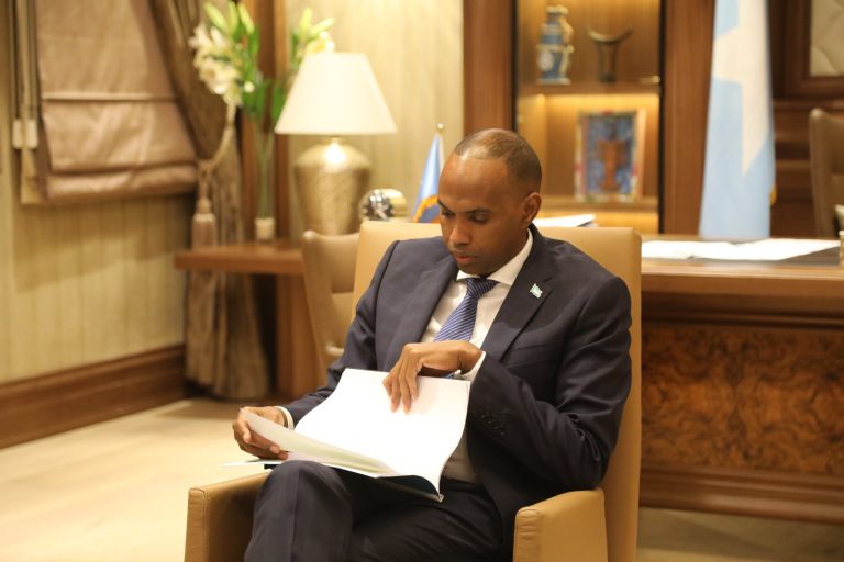 Ra’iisul Wasaare Xasan Cali Kheyre oo Munaasabada Ciida ugu Hambalyeeyay Shacabka