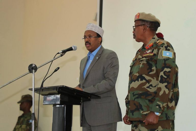 Madaxweynaha oo farxadda ciidda la qaybsaday cutubyo ka tirsan Ciidanka Xoogga Dalka