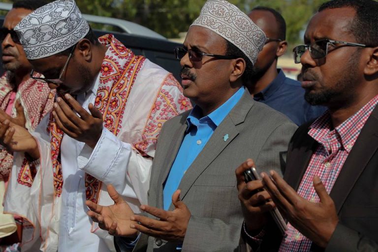 Madaxweyne Farmaajo oo ka qeyb galay janaasada askari ku shahiiday howlgallada ciidanka ee ka socda Shabeelada Hoose