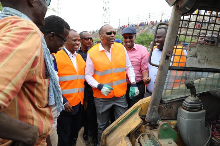 Ra’iisul wasaare Khayre oo ka qeybgalay barnaamijka isxil qaan oo Studium Muqdisho lagu nadiifinayay