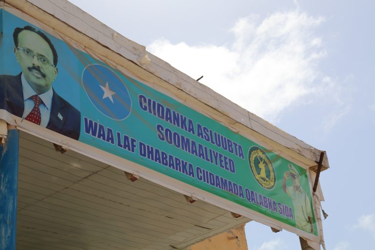 Taliska Ciidanka Asluubta oo qalab Xafiiseed ku Wareejiyay Maareeyaha Tiyaatarka Qaranka iyo Agaasimaha Warfaafinta Madaxtooyada