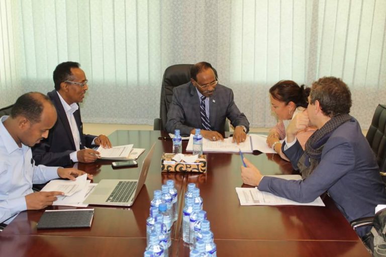 Wasiirka Maaliyadda XFS oo Xafiiskiisa ku qaabilay Wafdi ka socda Midowga Yurub