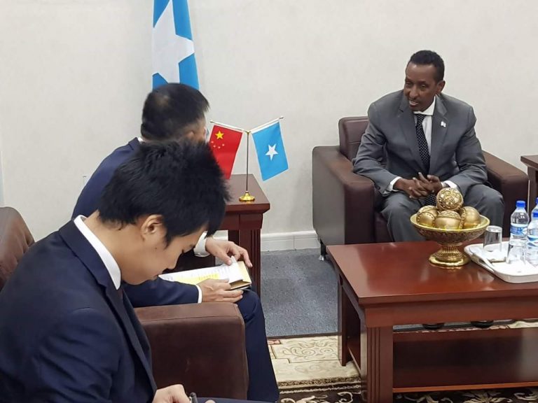 Wasiirka Arrimaha Dibadda XFS oo xafiiskiisa ku qaabilay Safiirka Shiinaha ee Soomaaliya