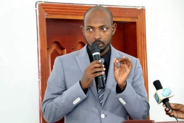 Gudoomiyaha Maxkamadda Sare ee dalka oo shaqadii ka joojiyey hawlwadeeno ka kala tirsan Maxkamadaha darajada 1aad iyo 2aad.