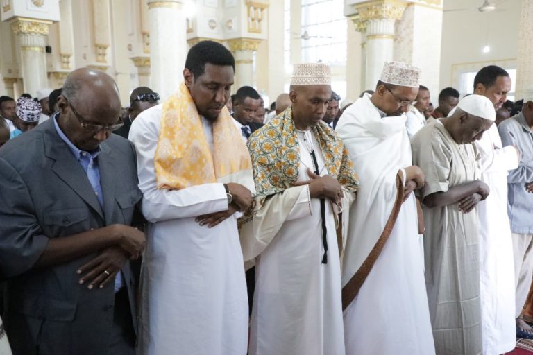 R/wasaaraha XFS oo Saaka Salaadda Ciidda kula tukaday kumannaan Qof Masjidka Isbahaysiga.