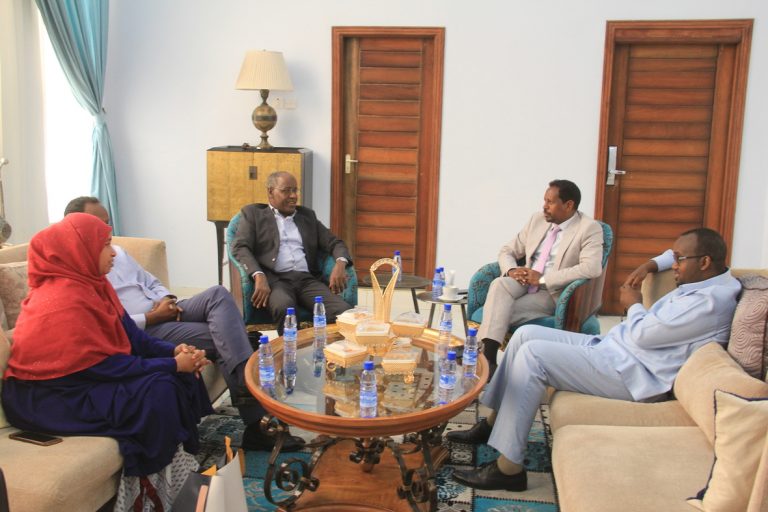 Duqa Muqdisho iyo Wasiirka Arrimaha Gudaha XFS oo ka wada hadlay dardargelinta Adeegyada Bulshada